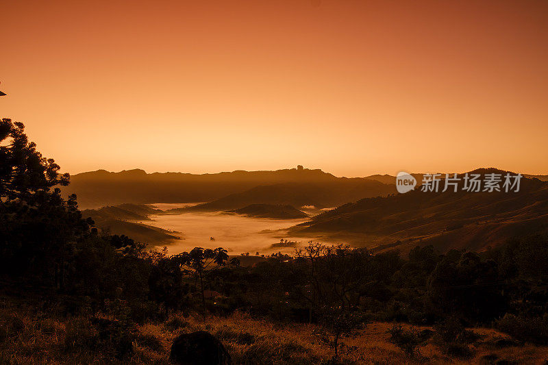 日出时São Bento do Sapucai山谷的美丽风景